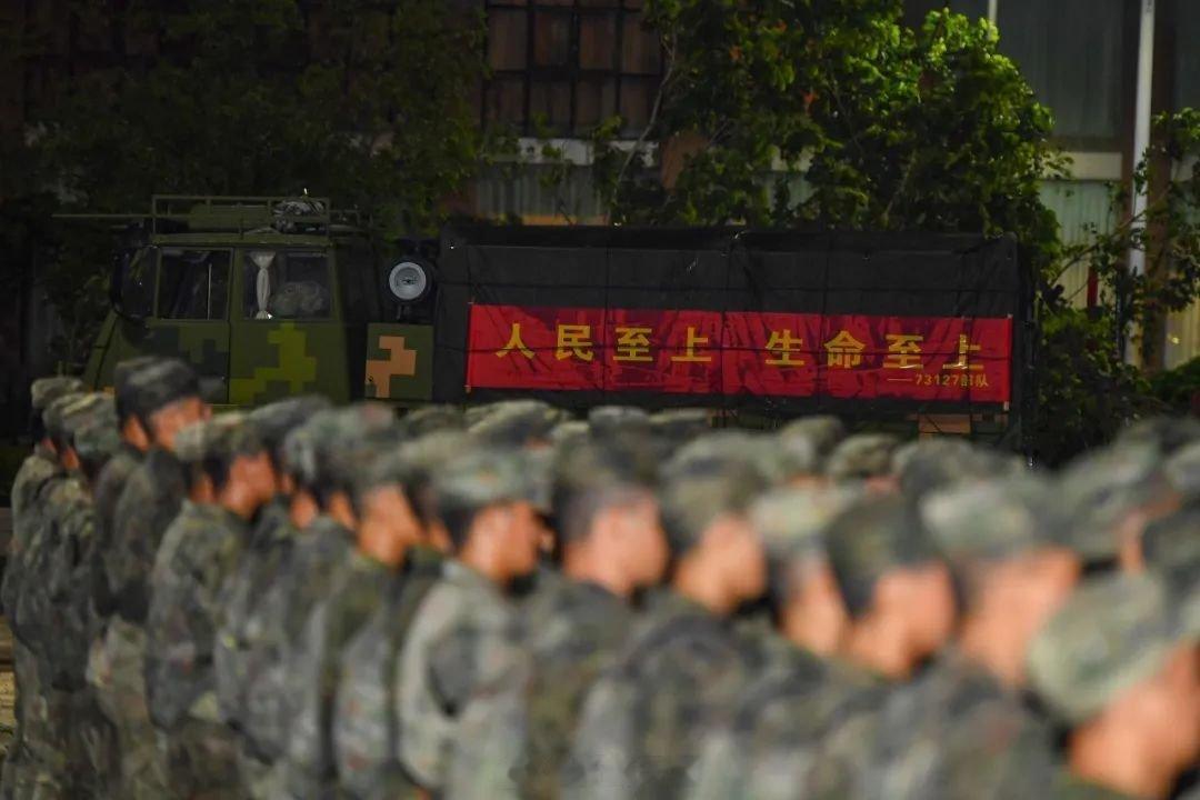 #前线熄灯号[超话]##军营晚点名##人民前线# 时间就是生命、灾情就是命令救灾