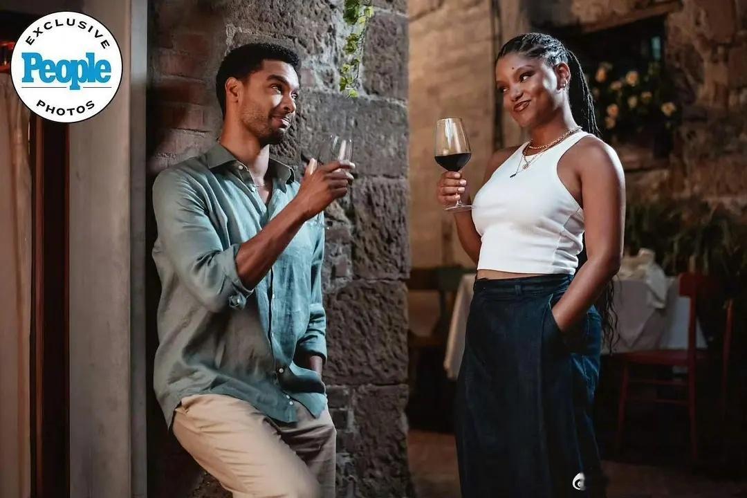 小美人鱼主演爱情喜剧片剧照…… 这是为角色增肥了？ 