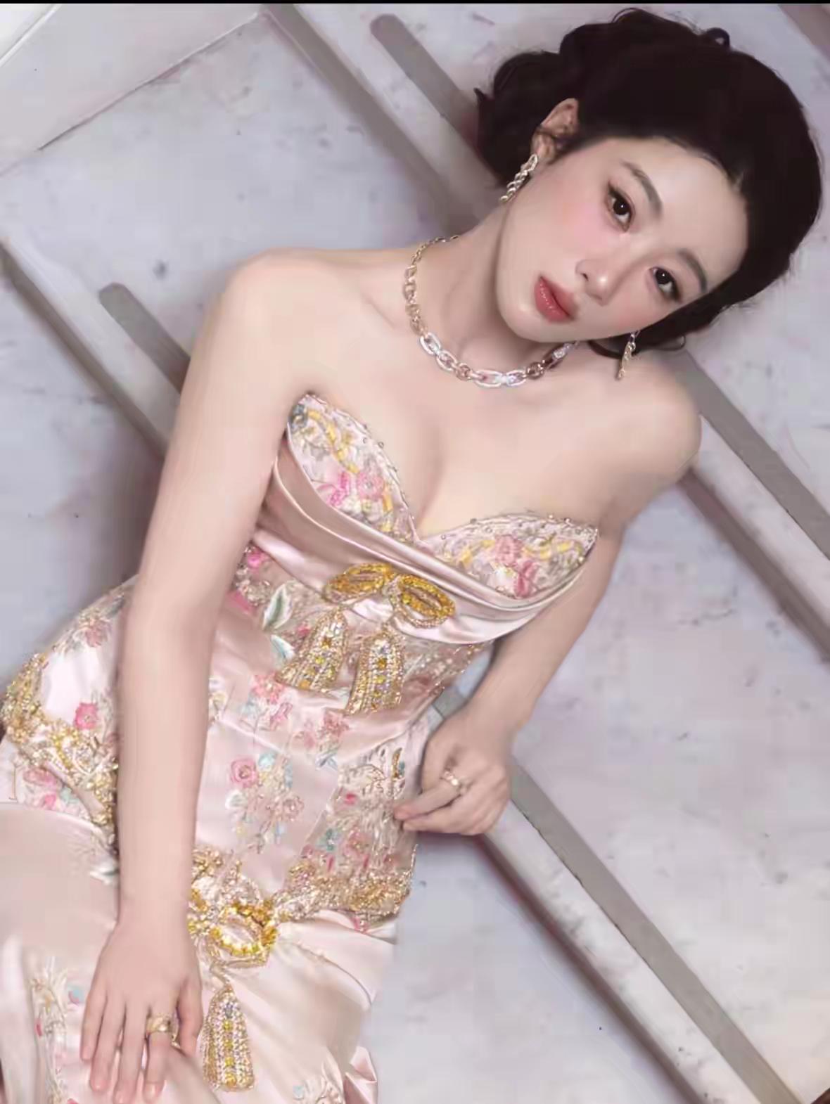 昨晚的“白玉兰奖”颁奖典礼上，主持人说杨紫拍《生命树》很苦，很累，到拍摄杀青，整