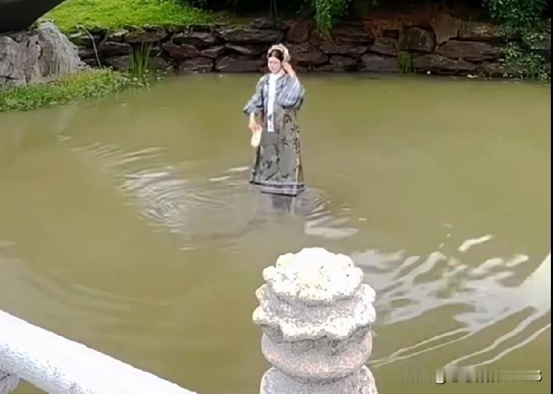 看着挺悬的！吊威亚可不是直接绑在身上
看到演员吊威亚落水，好多人都担心绳子勒着疼