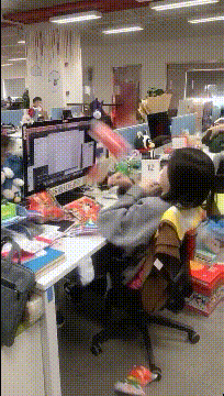 单位唯一的女孩子说饿了，不能让她掉肉[捂脸]