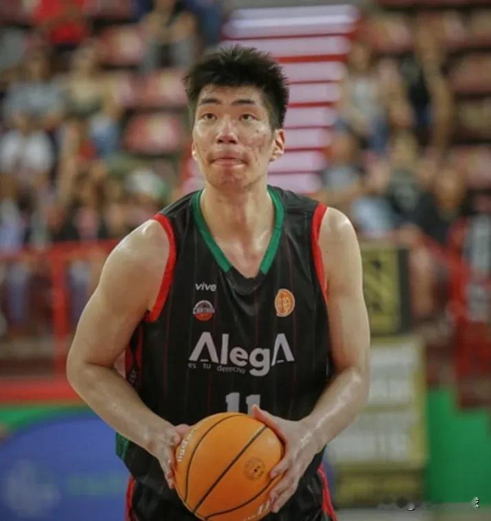 北京时间9月28日，中国球员余嘉豪迎来个人在西班牙乙级联赛的首场比赛，他效力的A