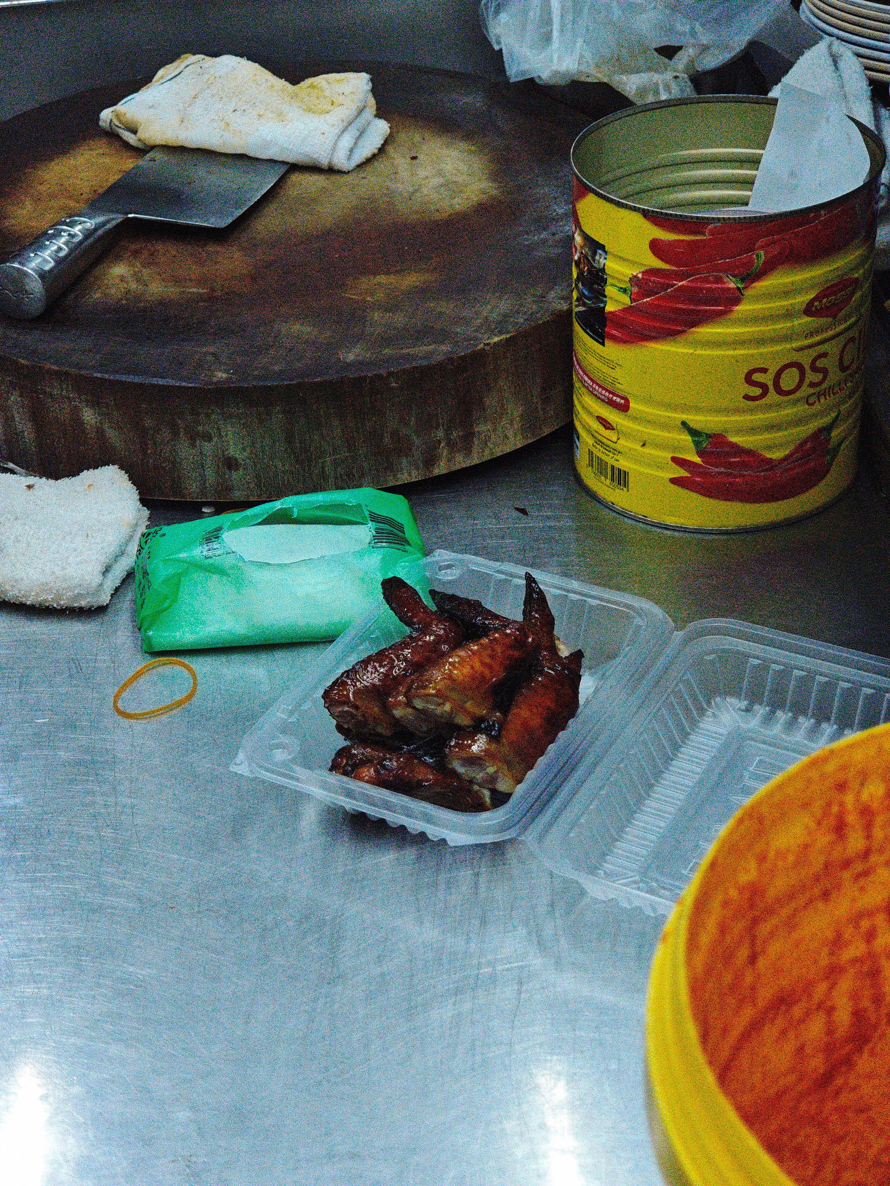 刚落地吉隆坡，直接去夜市找东西吃了。发现这边的店几乎都写中文招牌，我还以为进国内