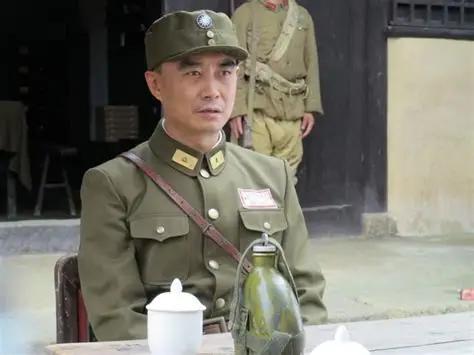 有人说，别把张灵甫捧的太高，他是个杀妻将军，蒋介石只判了他10徒刑，关了两年就放
