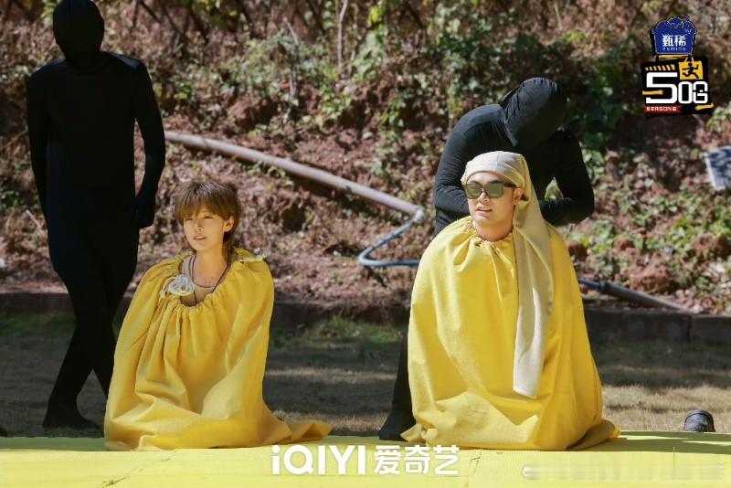 鹿晗盘腿坐椅子哈哈哈哈哈 盘腿坐椅子，重点不是姿势是腿长。鹿晗那个腿盘起来之后，