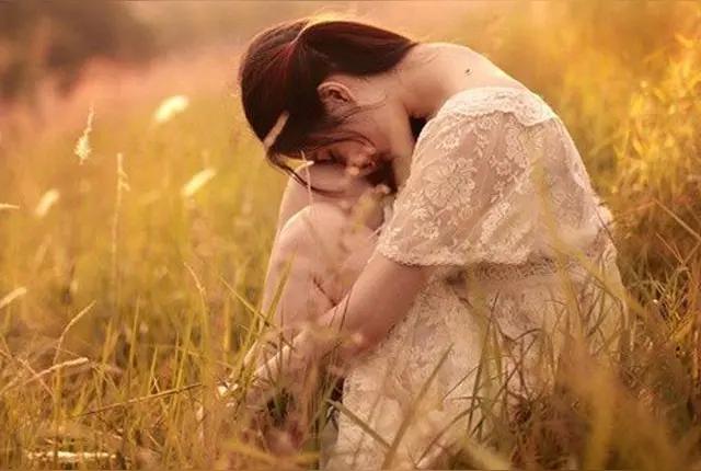 我又发现他背着我
偷偷摸摸跟别人加微聊天
还一起打游戏，那种被背叛的
感觉太难受