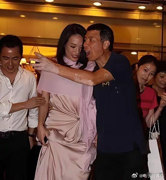 冯导这张照片非常的经典，有一种振臂一挥、舍我其谁的英雄气概，看他那时候的年龄，应