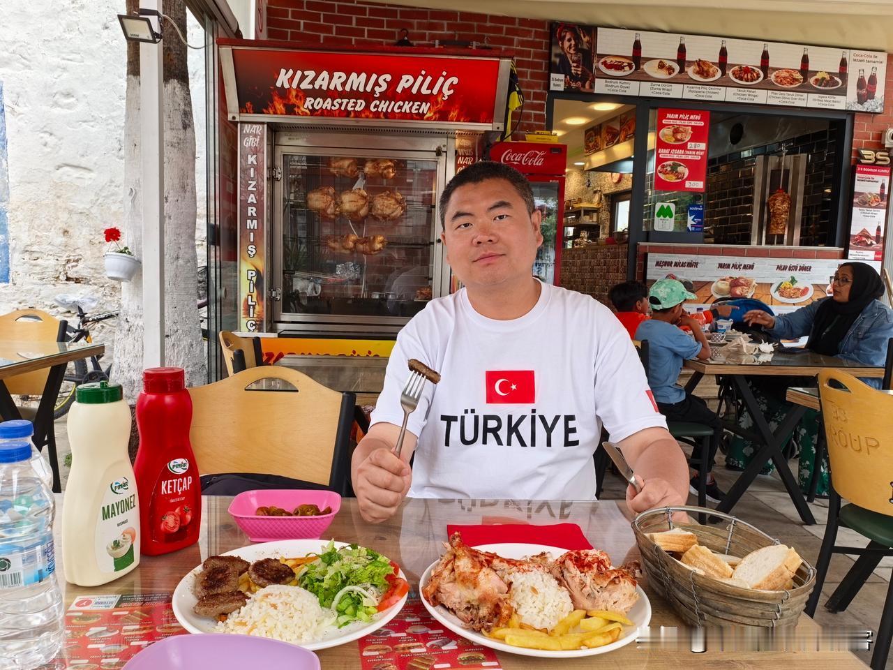 中午，在离开博德鲁姆前，吃一顿丰盛的大餐。一份烧鸡，一份牛排，配着番茄和沙拉，拌