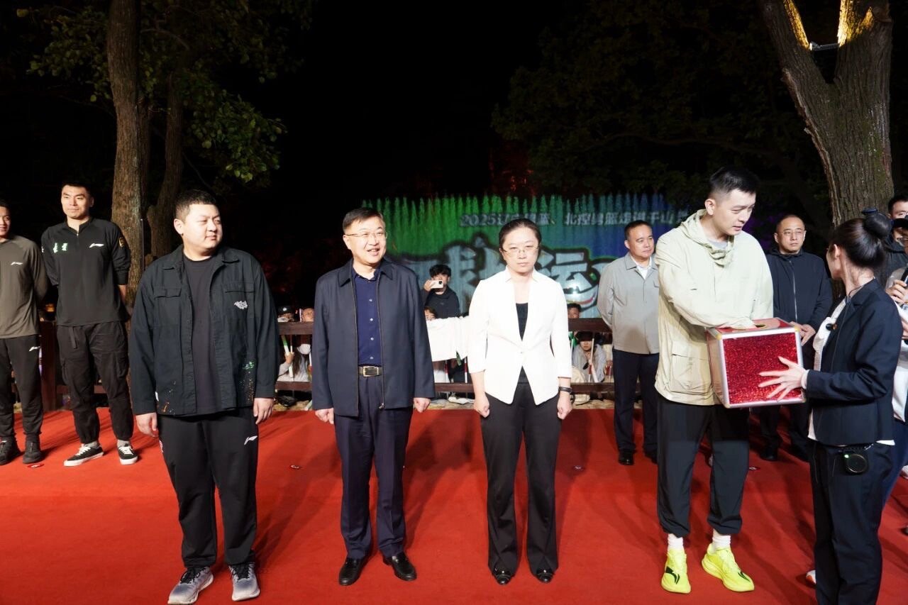 班主任杨鸣指导带队，二哥继伟大姜大付集体摸奖。[不愧是你]辽宁男篮[超话] ​​