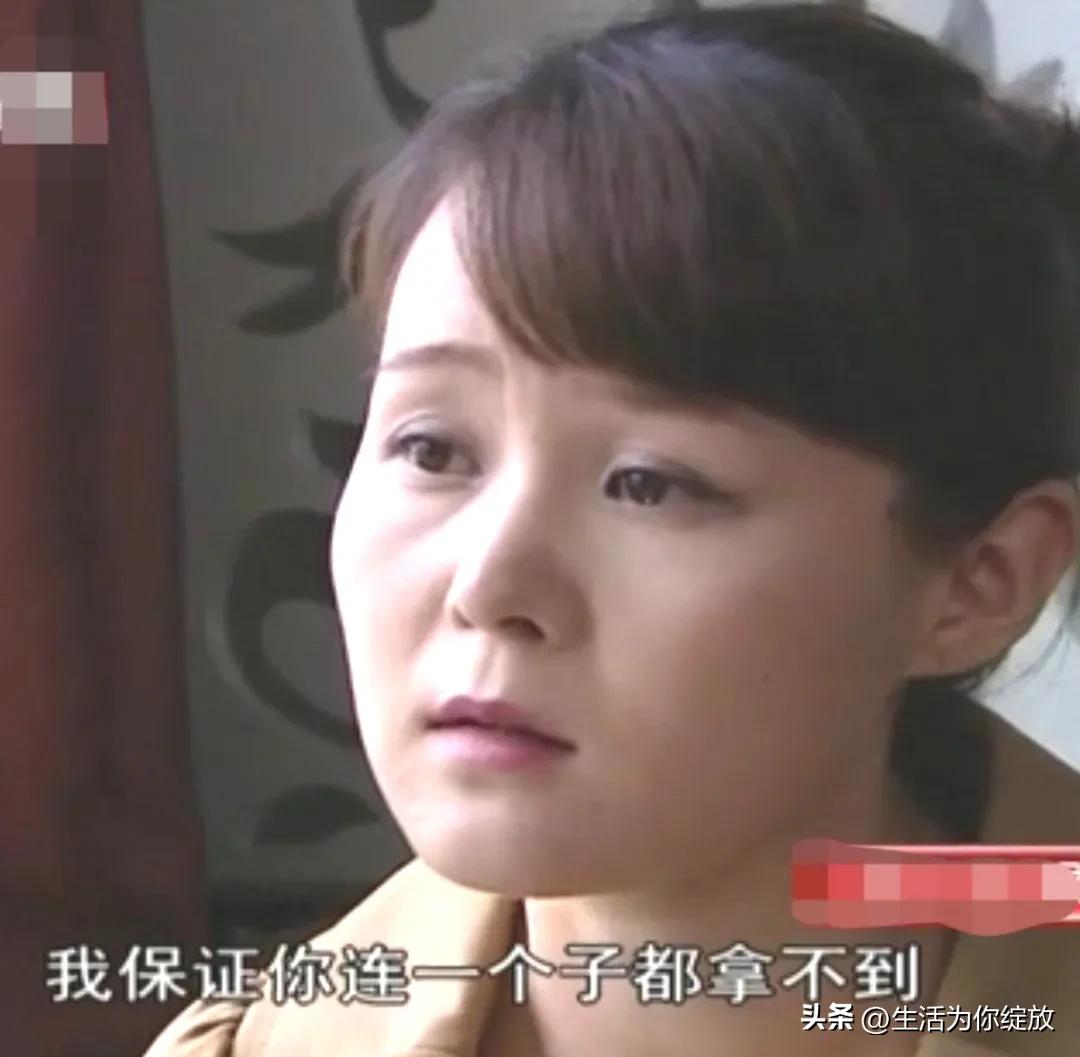 妻子把银行卡递给丈夫的秘书，低声说：只要你把我丈夫勾引到手，里面的钱全是你的。秘