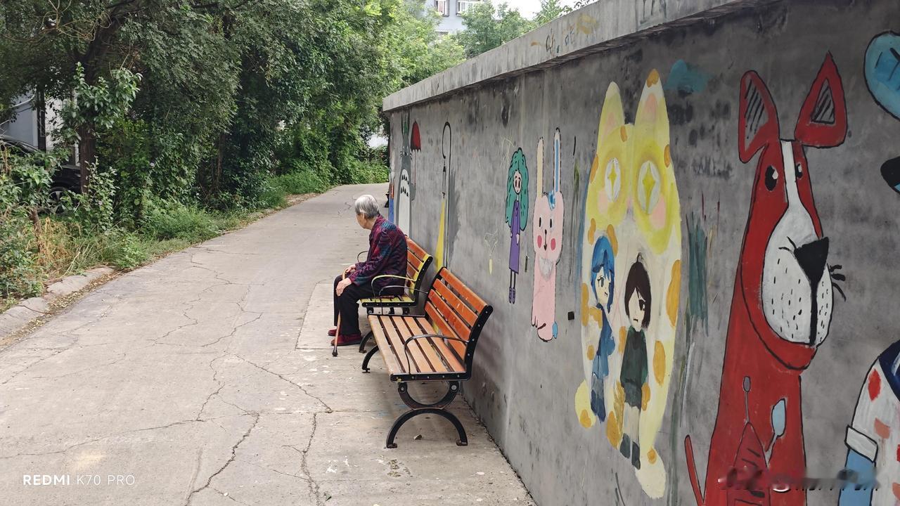 我的一个邻居。今年89岁了。除了耳朵有点儿聋之外，身体什么毛病也没有。他老伴儿健