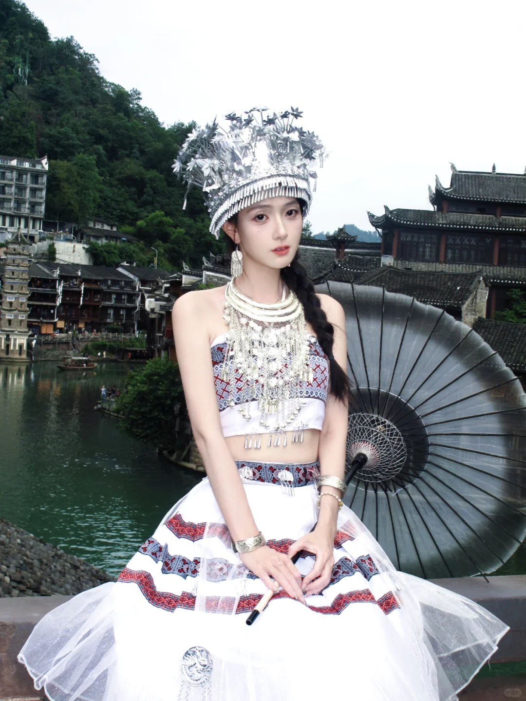 “你是要我下蛊，还是自己跟我走”