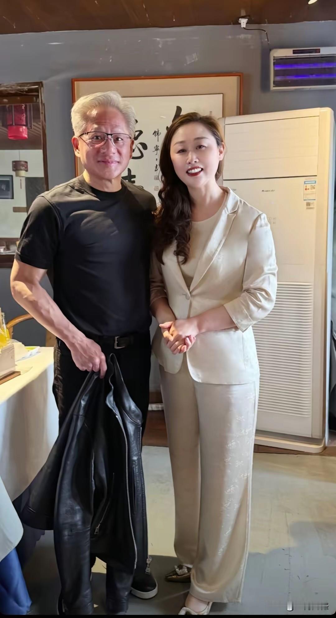 黄仁勋在北京庆云楼饭庄吃饭，庆云楼的老板和黄仁勋合影留念，这个老板非常有商业头脑