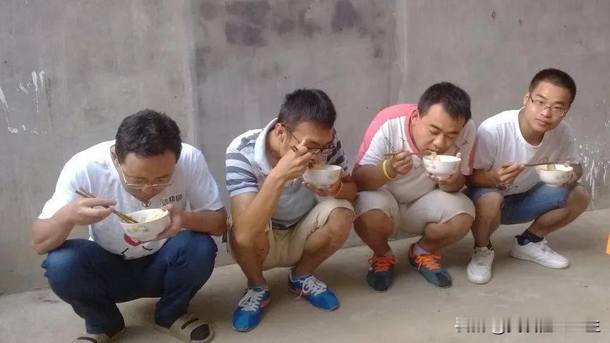 我们河南老家这儿，现在还偶尔有端着碗到家门口吃饭的，几个人聚在一块儿，说说笑笑，