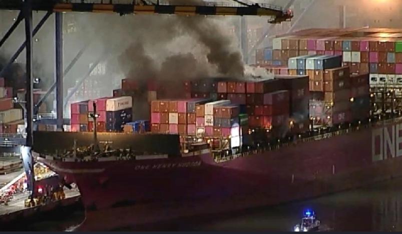美国西岸洛杉矶港一艘载有化学物的货柜轮，在当地周五（21日）晚间发生大火并爆炸，