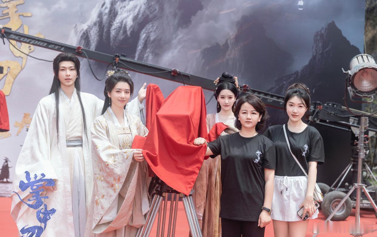 剧名：《掌中刃》类型：古装、爱情、剧情开机时间：2024年4月16日阵容：导演/