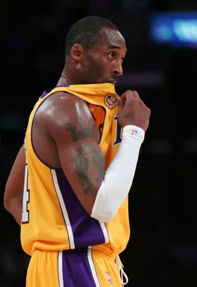 阿德巴约用43次罚球羞辱了科比的81分。哨声响得让人耳膜生疼，这种83分不是神迹