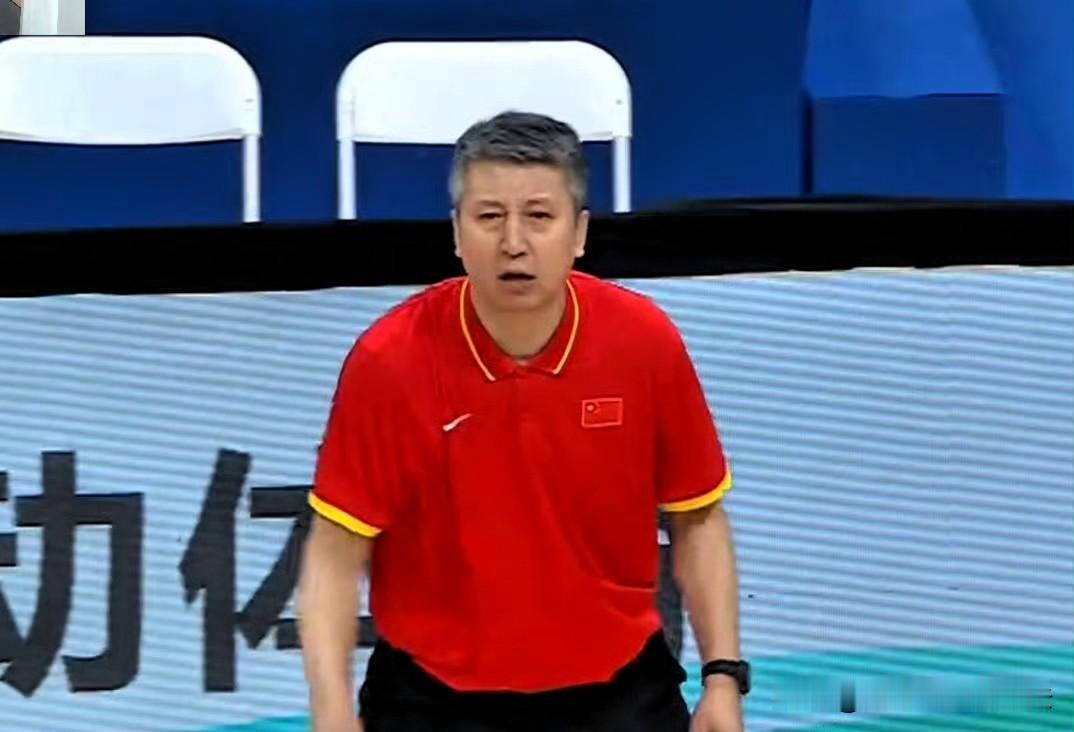 男篮现役五位置天花板！这套最强本土阵容，能冲击奥运会。
一号位：赵继伟，三班元老