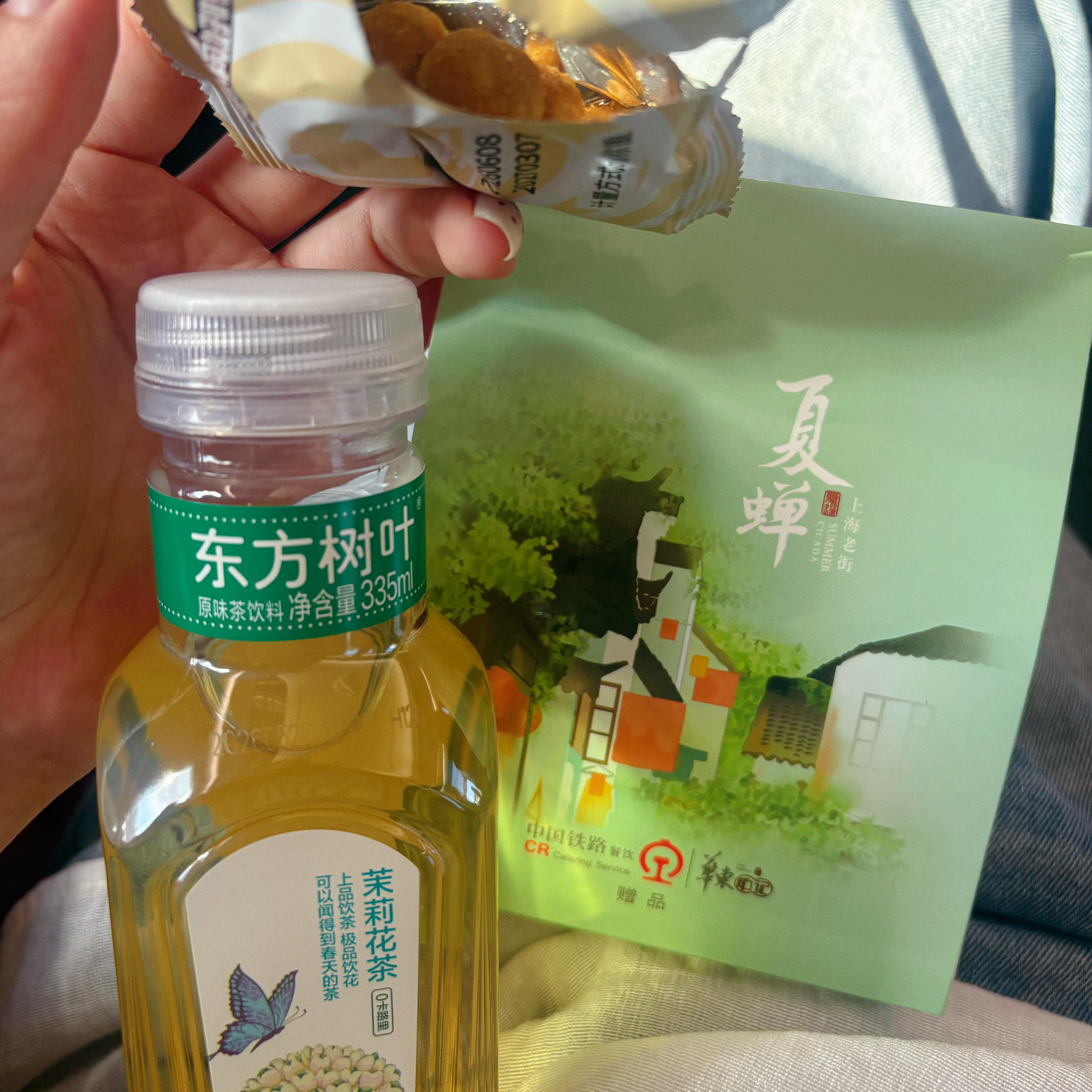 一等座的惊喜好多年没坐一等座了。没想到现在有送吃的：一瓶东方树叶，再加一袋小零食