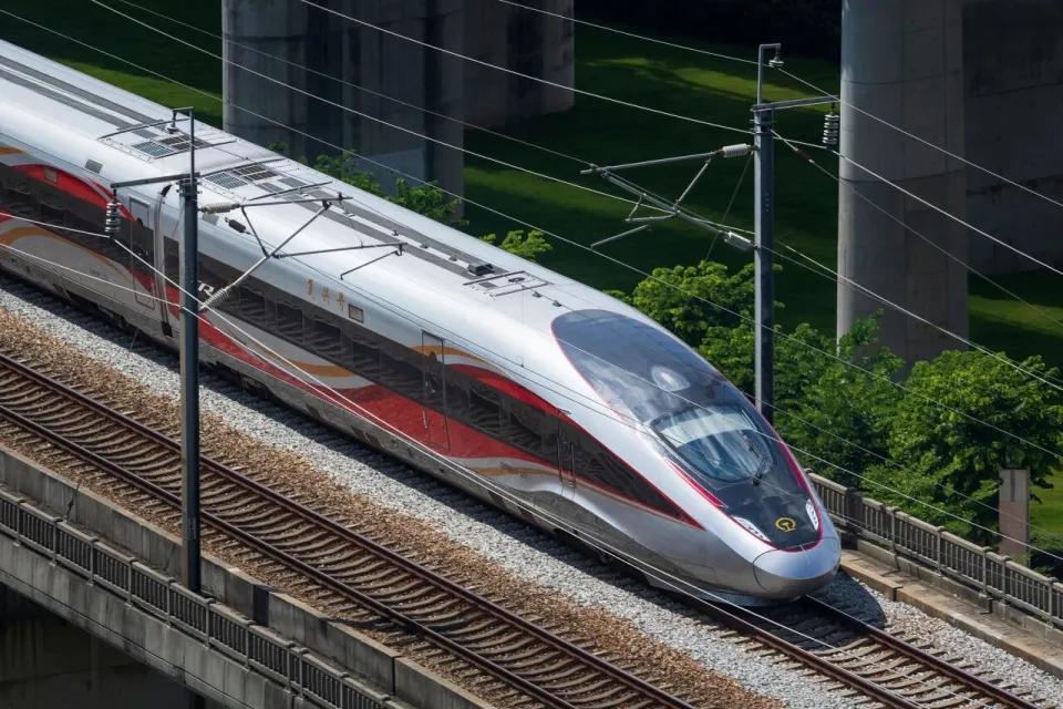 文旅行业正在出现一个明显矛盾：游客更多了，但不少从业者却更难赚钱。
根据国铁集团