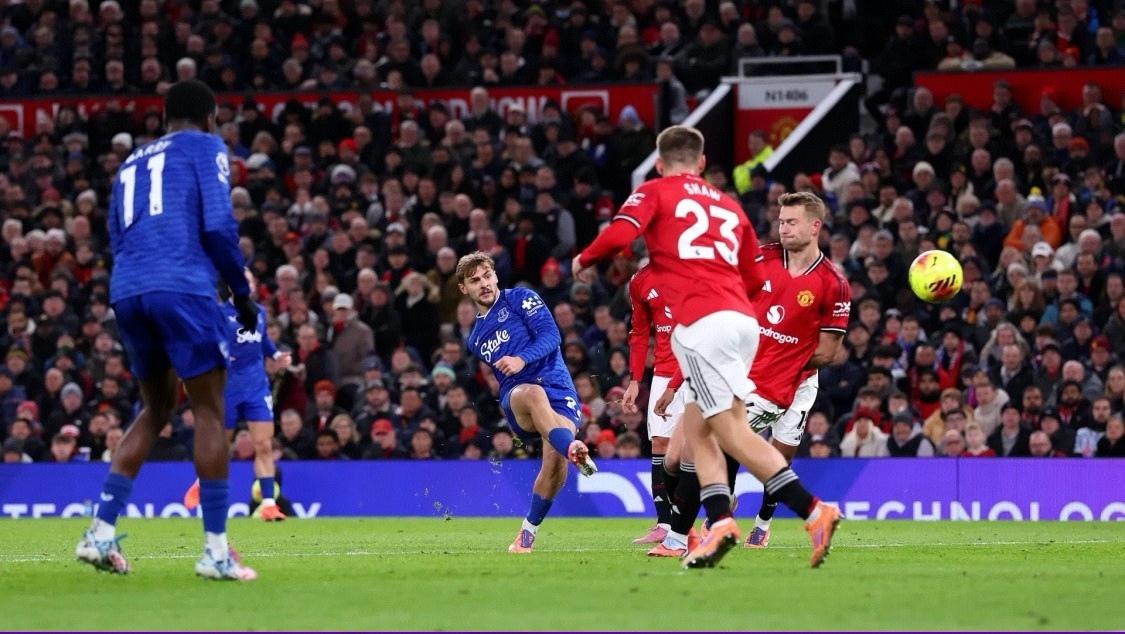 这你敢信？打对手吃红牌的常见，打自己队友吃红牌的还真是罕见！英超联赛曼联0-1不