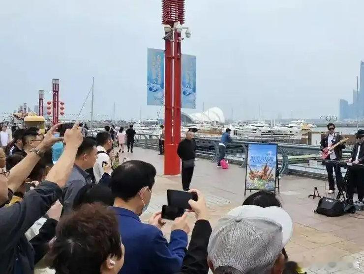 【音乐大餐摆上青岛C位青岛奥帆中心上演文化快闪】5月5日下午，“景区+”公共文化