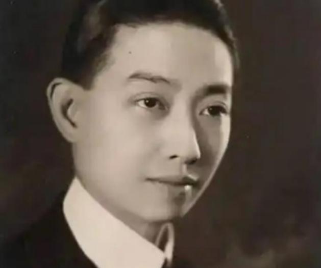 戏子在古代陪侍权贵上床是惯例，像梅兰芳都是被冯耿光，从相光堂子赎出来的，甚至不断