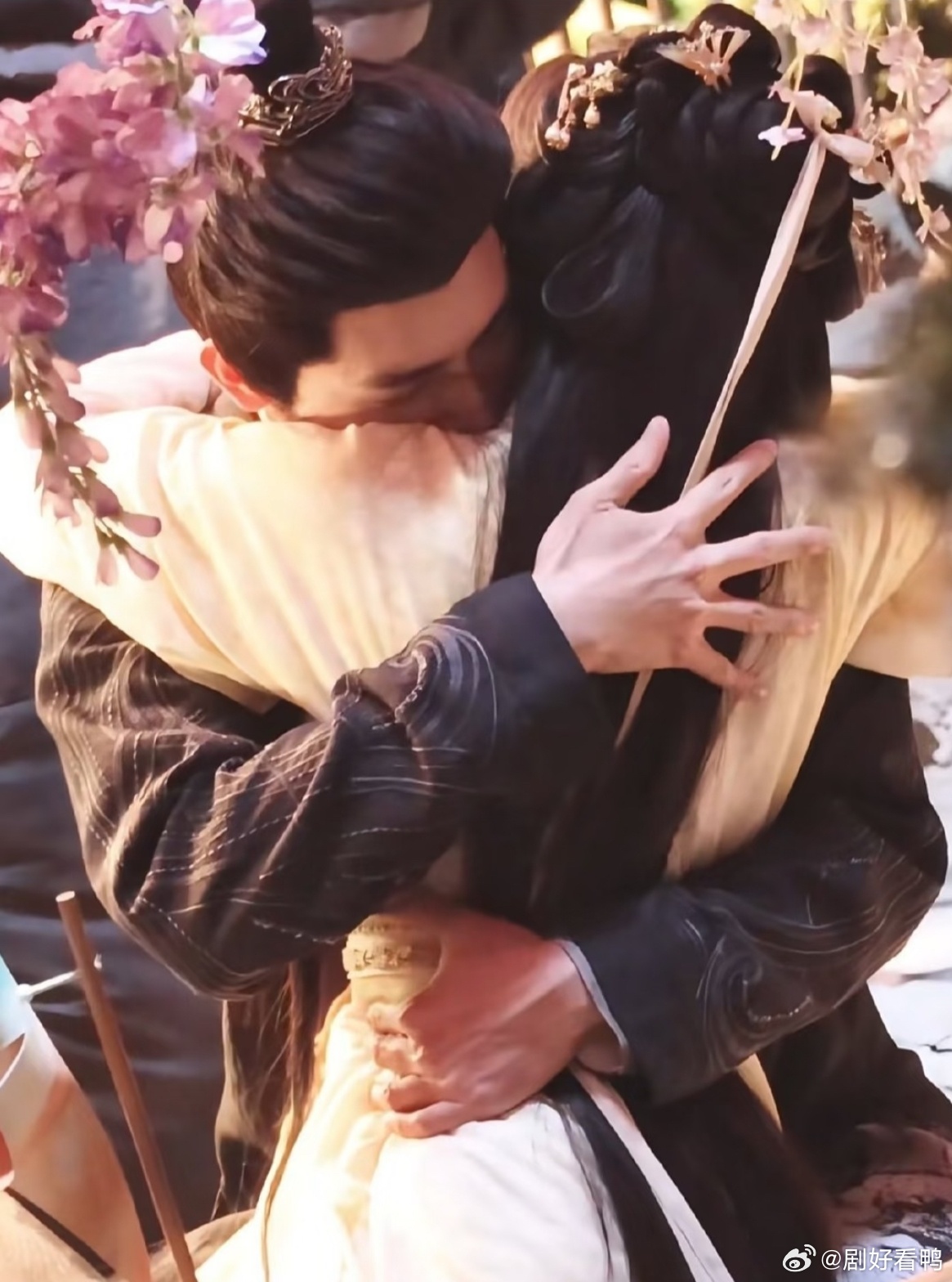 迪丽热巴说陈飞宇很会撒娇 谁懂啊！《白日提灯》里迪丽热巴说陈飞宇很会撒娇，贺思慕