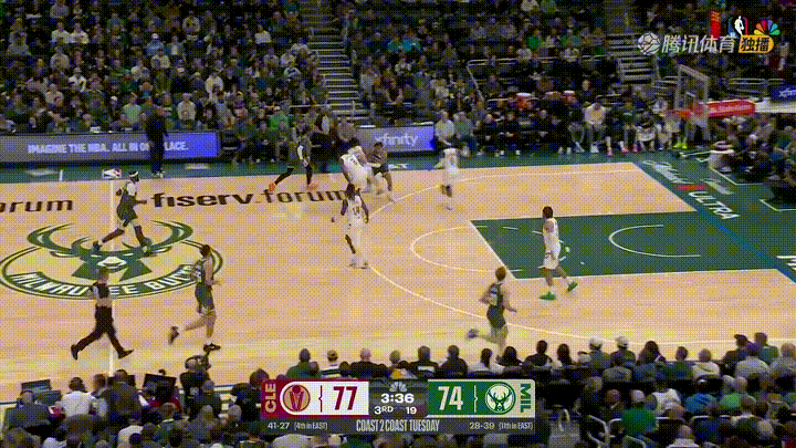 雄鹿球星小波特真是太残暴了，他竟然暴力隔扣了大名鼎鼎的米切尔！在今天雄鹿主场迎战