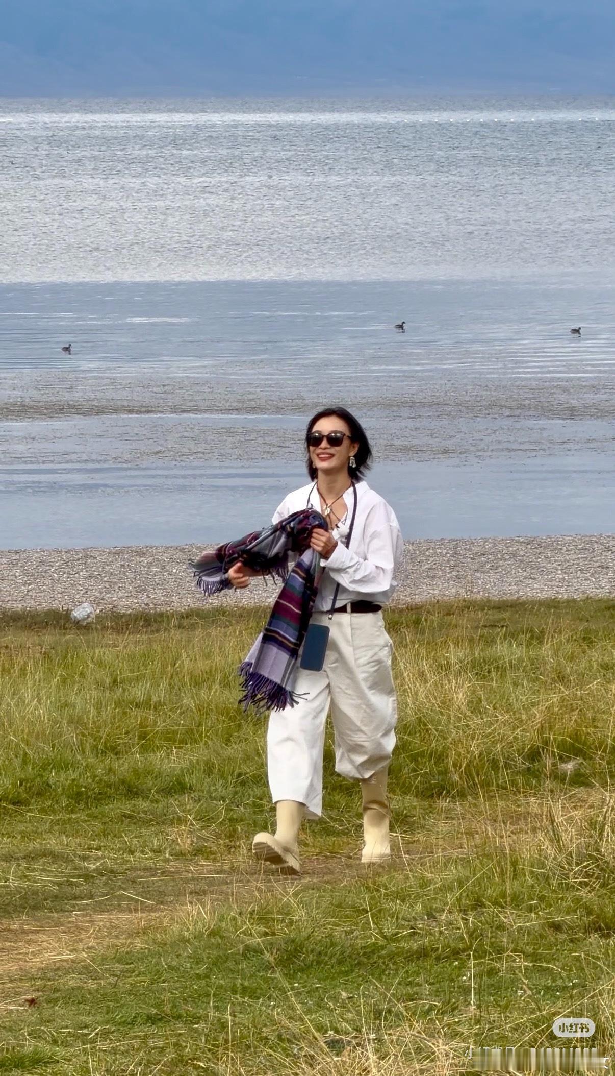 倪妮高叶一起放风筝倪妮高叶玩风筝上头了向野的我们旷野寻风，纸鸢逐云，倪妮高叶结伴