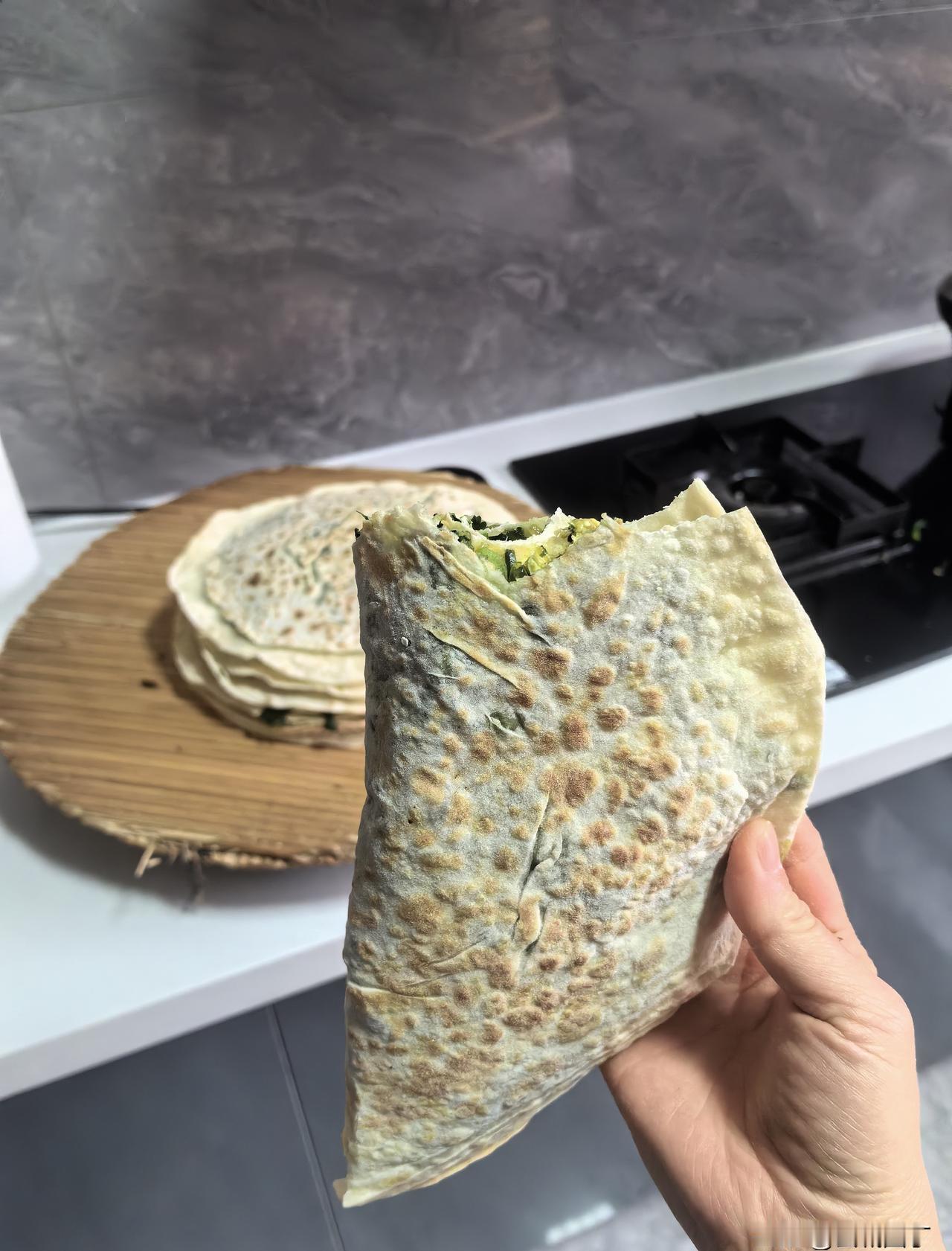 压井旁洗衣服三十年，

全家都靠她撑着，

可没人算过她到底干了多少活。

那口