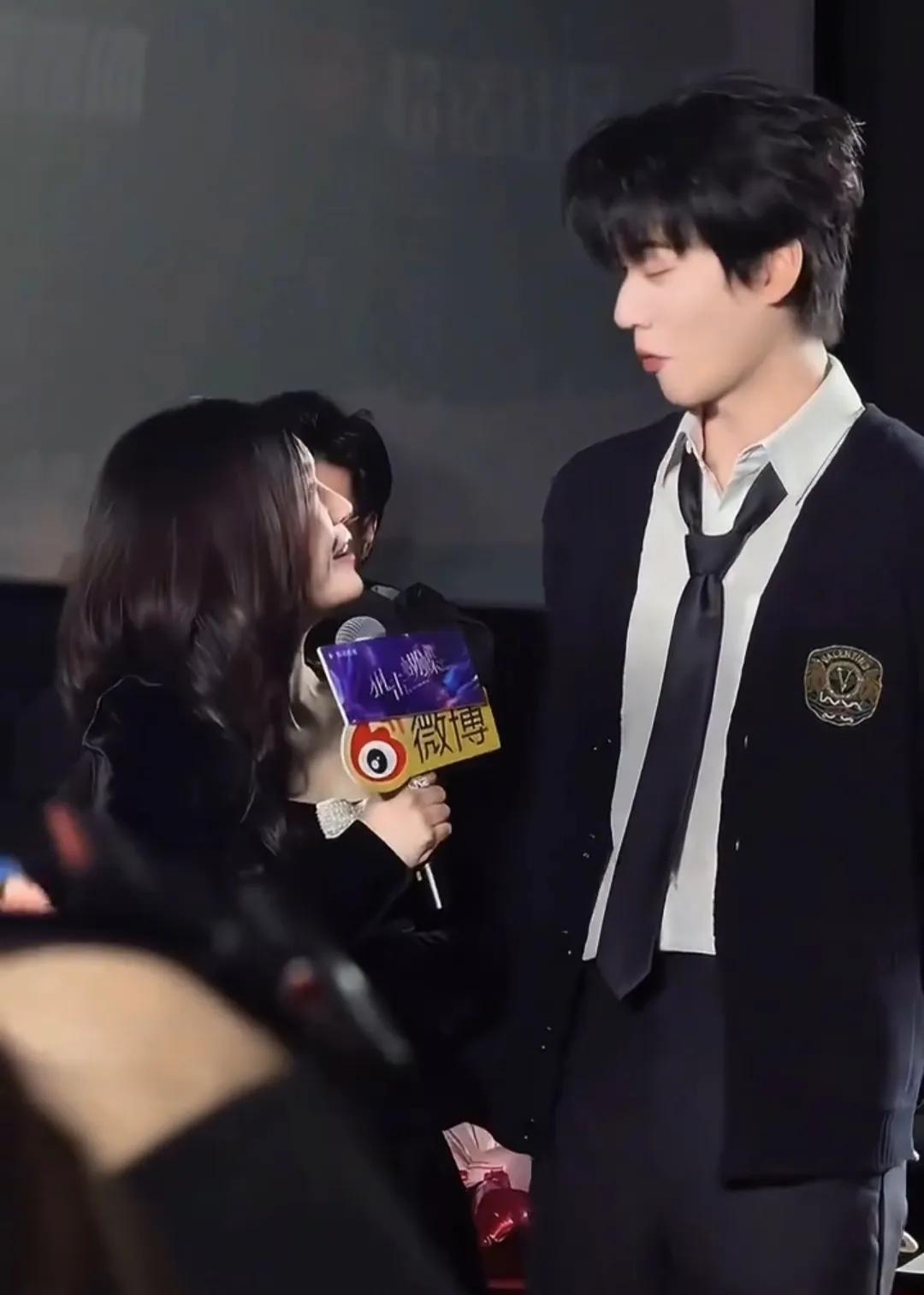 看谁都含情脉脉的

陈妍希跟陈晓分开

很多网友觉得是对的

她真的太会了