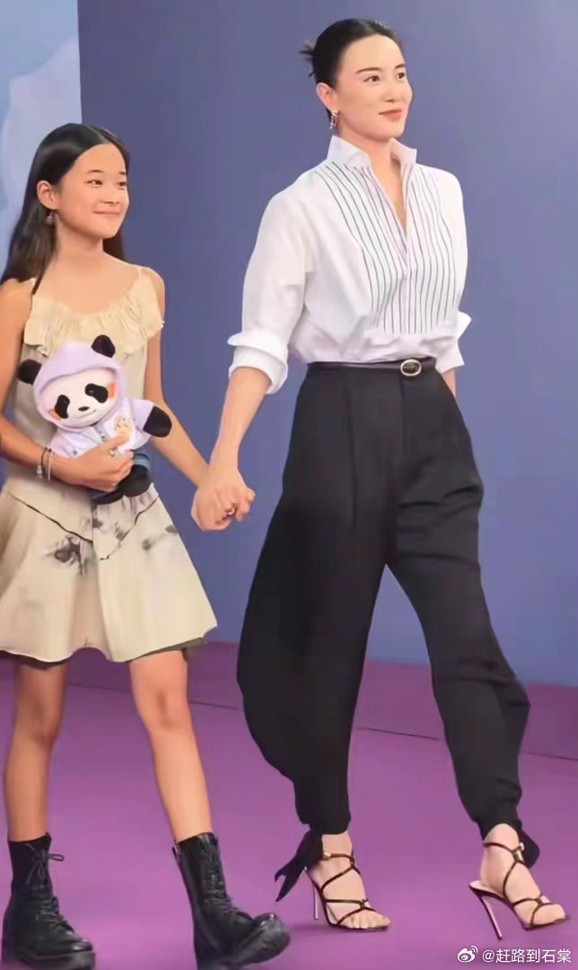 宋佳牵手梅婷女儿走红毯，12岁曾慕梅获百花奖最佳新人提名，真争气 