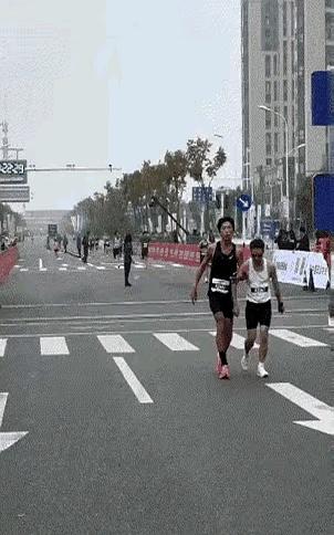 近几年国内马拉松赛事频繁，选手死伤屡有常见。
 

这几年马拉松火得不行，但出事
