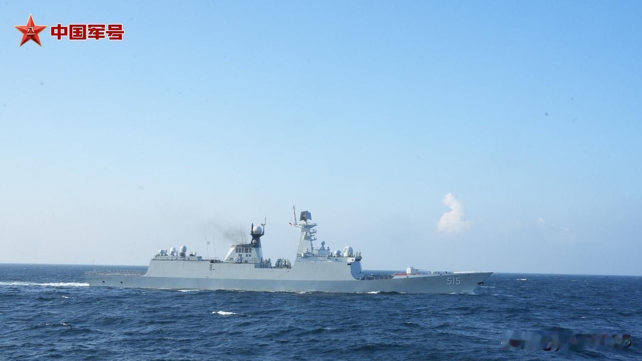 近日，东部战区海军某驱逐舰支队郑州舰、宿州舰、滨州舰等组成编队，位东海某海域展开