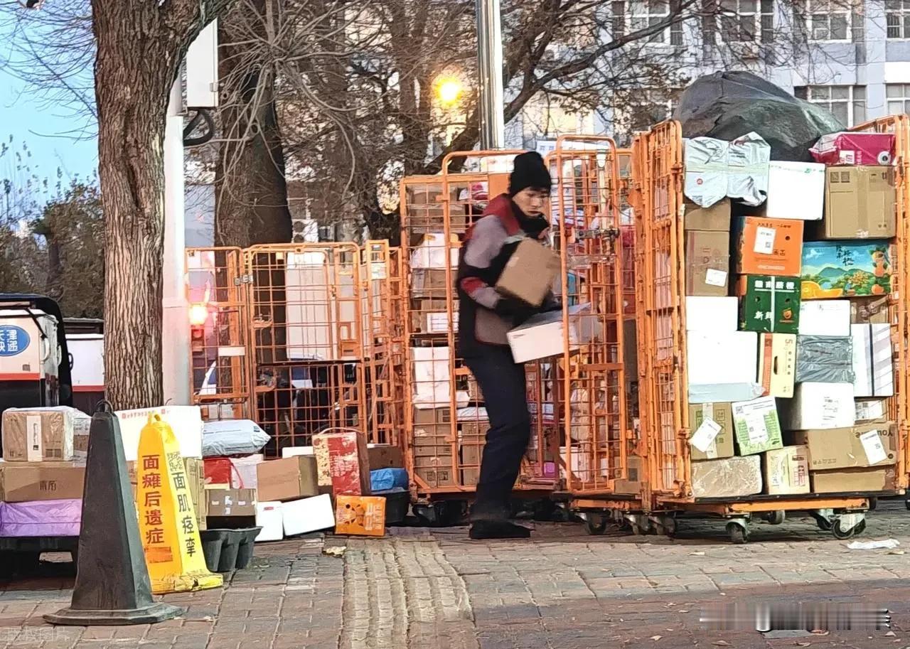 每年2165亿件快递，真的把中国物流的智能规划能力给“喂”出来了。

2025年