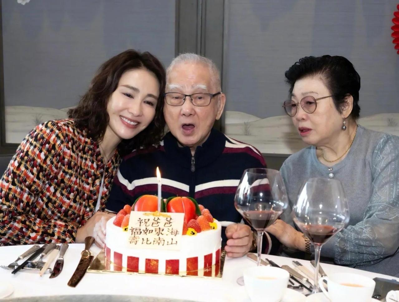 黎姿发文为父亲庆生，“希望爸爸天天快活健康，天天都像过生日一样Happy！”
黎