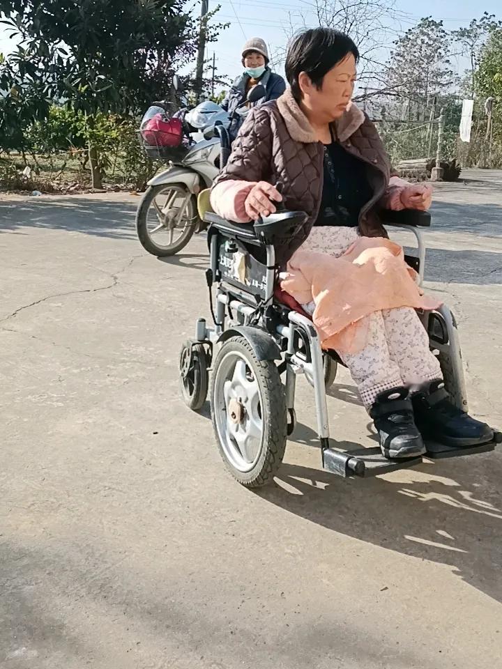 老人推着已故老伴的轮椅故地重游 老人推着已故老伴的轮椅故地重游，这场景太戳人了。