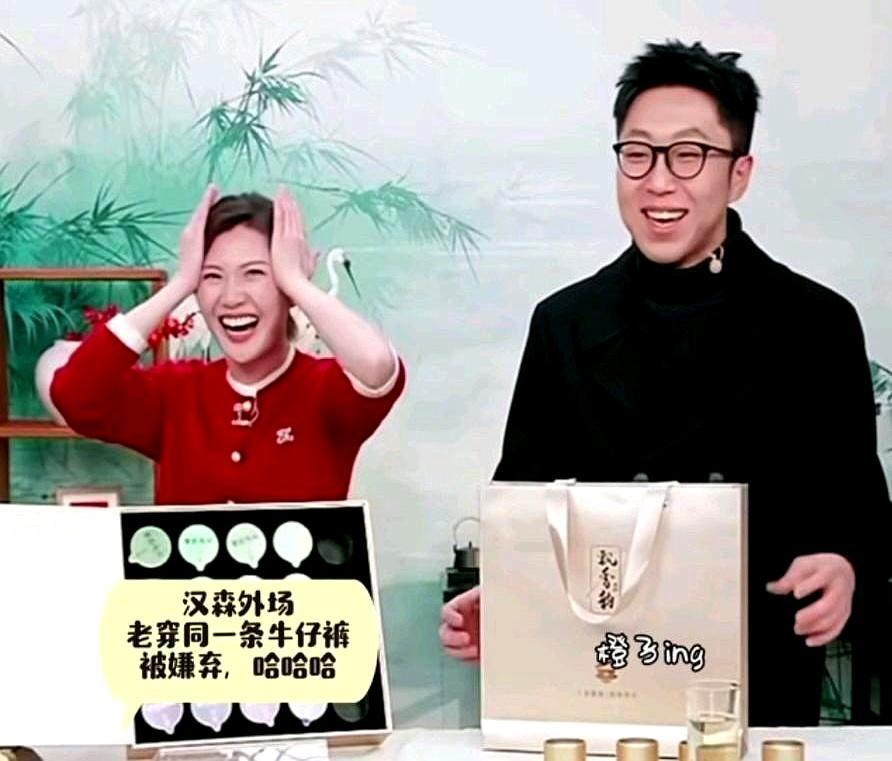 直播间里，盼盼盯着汉森那身“西装革履”，张嘴就来：今天述职？汉森秒接：样品上身，