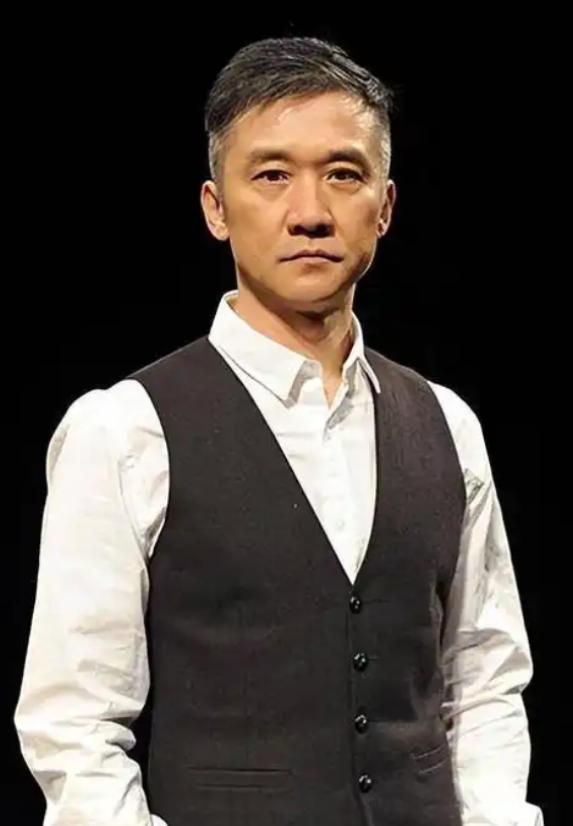 15年前，黄志忠扔下北京2套房，净身出户。 2011年，他提了离婚。北京那两套价