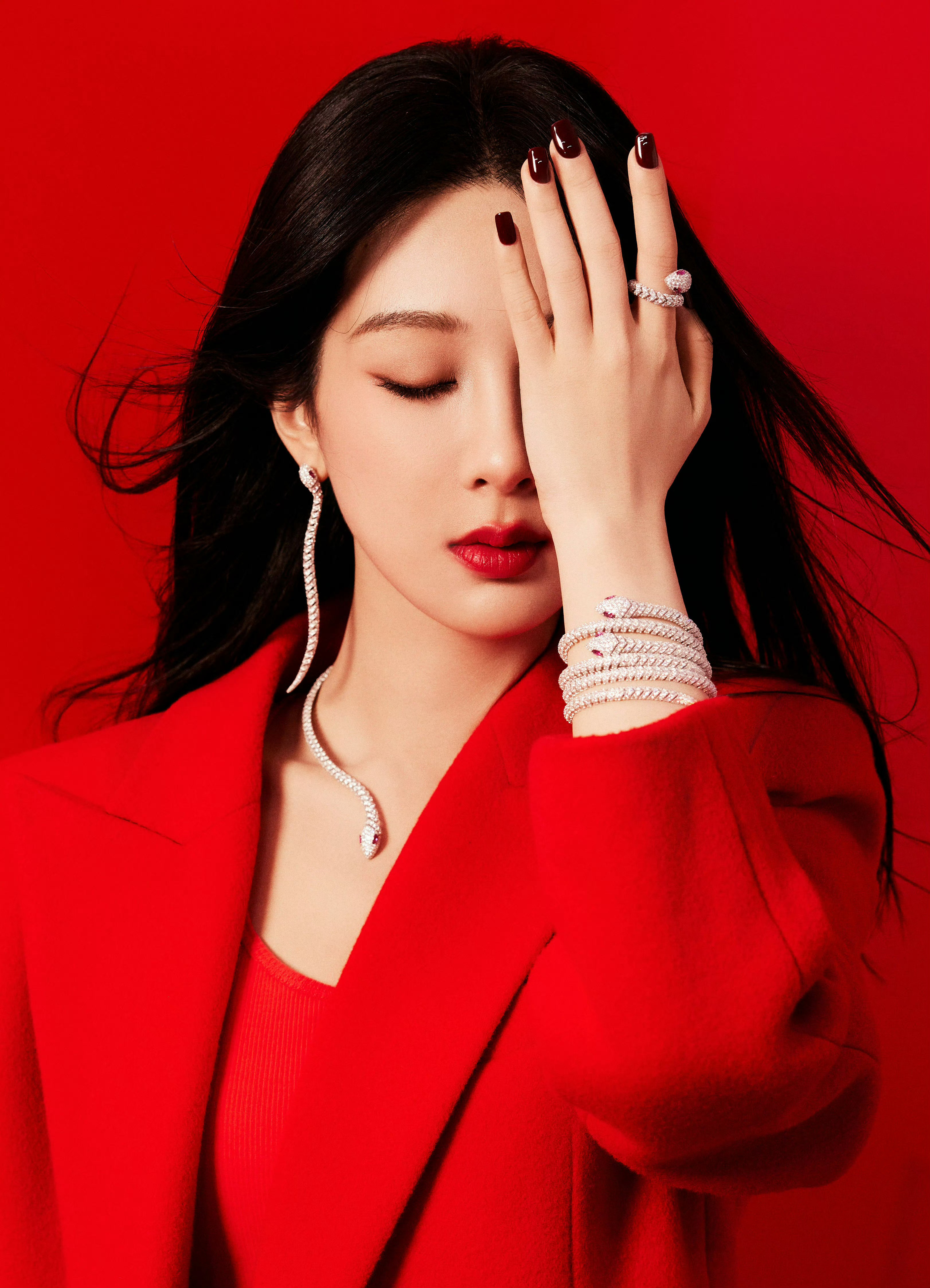 杨紫直播   红衣紫，好明艳动人。柔和的五官和脸型，看着真舒服嘻嘻。 