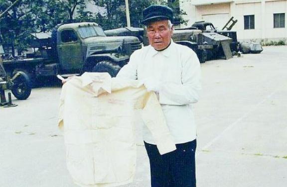 1951年抗美援朝战场上，一位志愿军往阵地送弹药，当他到达后，却发现干部全牺牲，