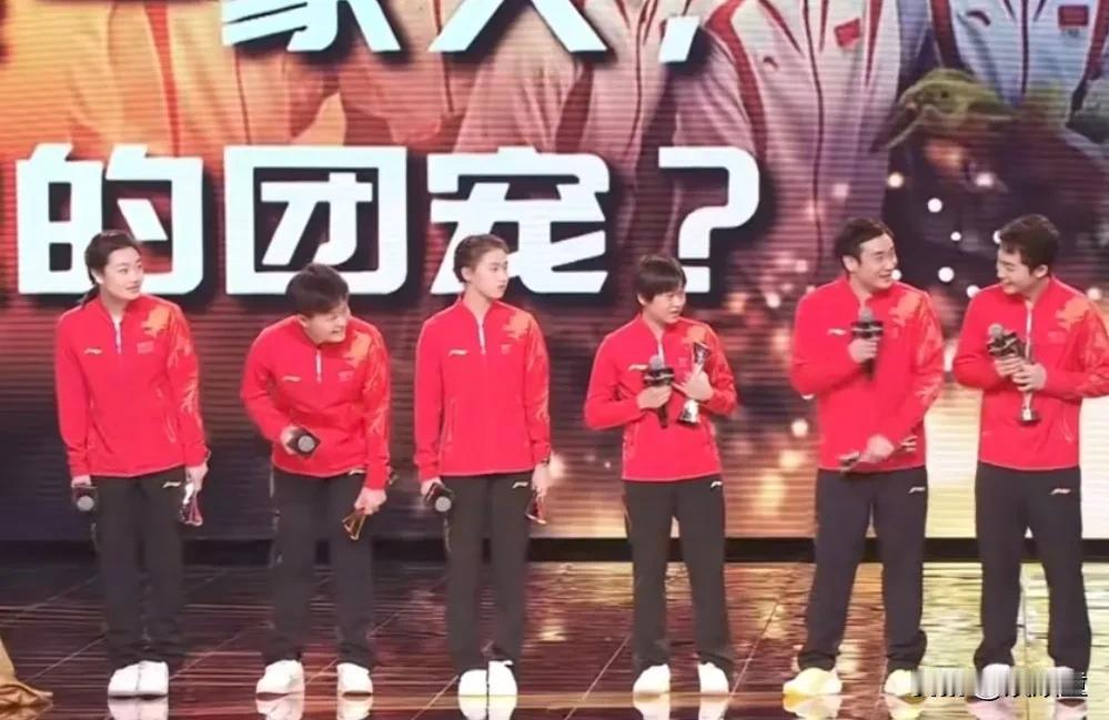 全红婵的“双面性格”，在微博竟然之夜体现的太全面了。
进入活动现场时，全红婵蹦蹦