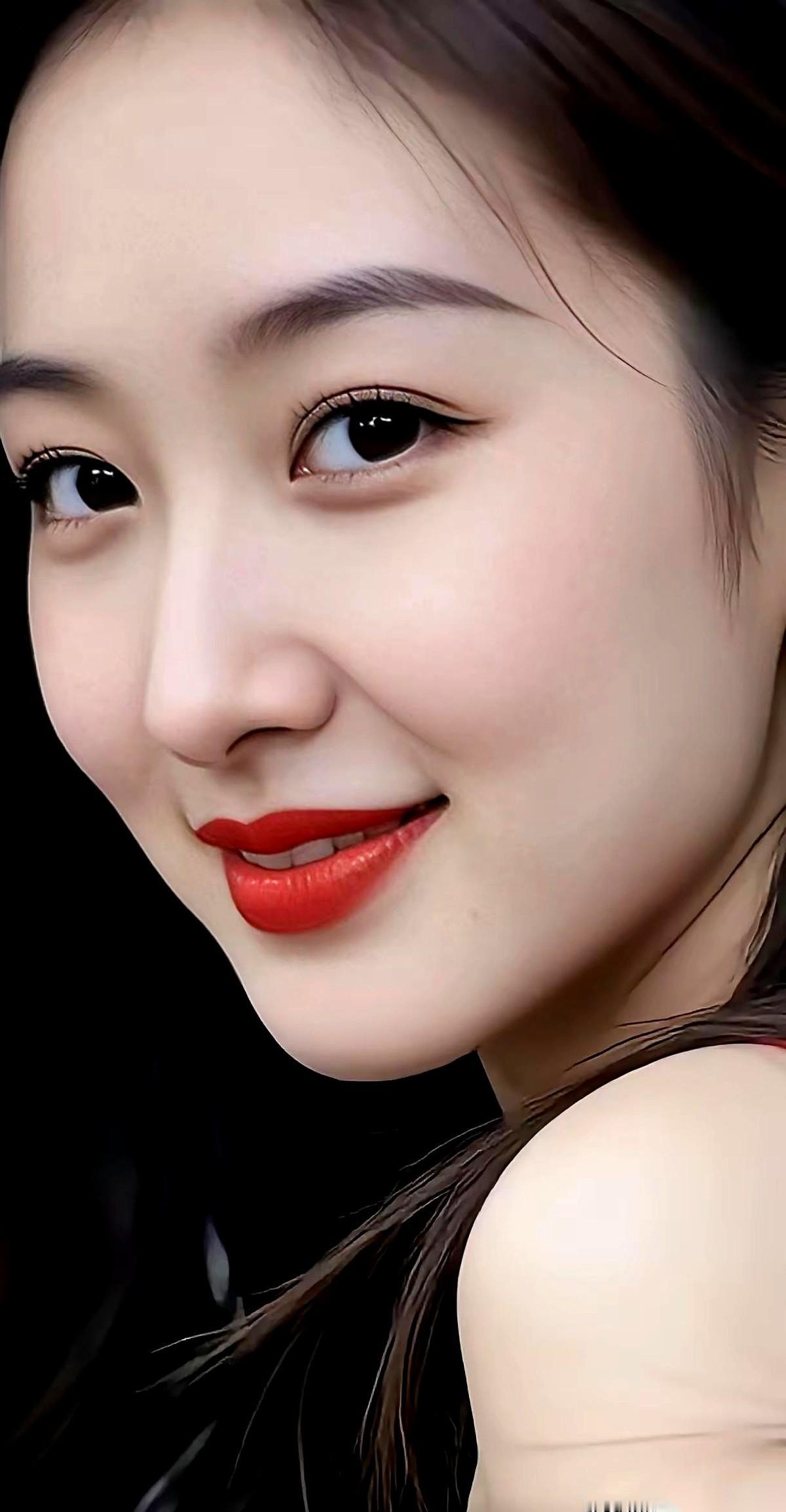 “砰”的一声，半杯温啤酒重重墩在满是油污的塑料桌上，白色的酒沫直接溅进了旁边的烤