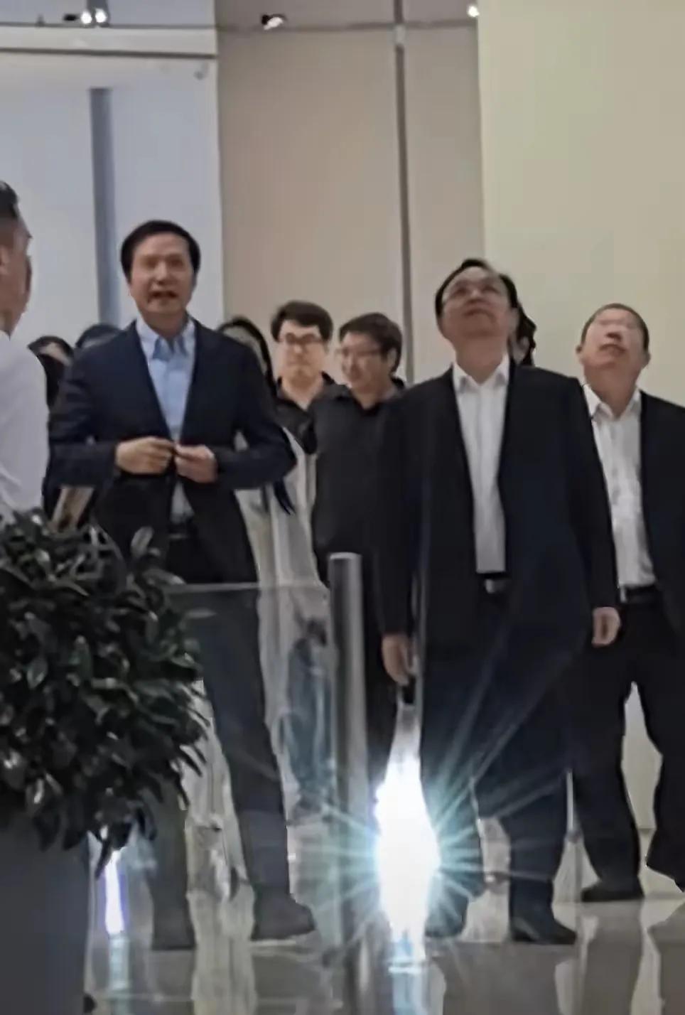 比亚迪董事长王传福，在雷军的陪同下参观小米汽车工厂
网友拍到雷军陪王传福参观小米