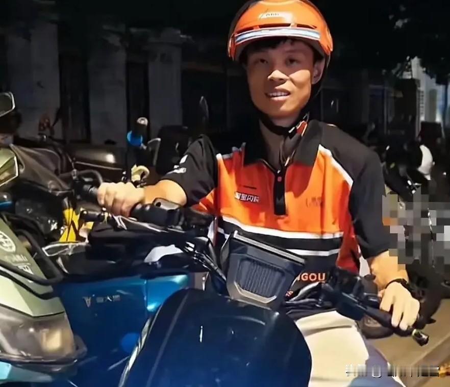 近日，一外卖小哥在徐良演唱会上抽中了咖啡机，徐良看到粉丝是个外卖小哥后，他觉得粉