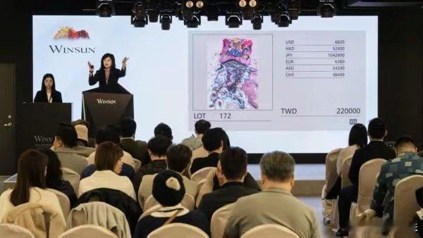 太🐮了，陈乔恩老公画作被拍卖22万新台币，折算下来是近五万人民币，看得出Ala