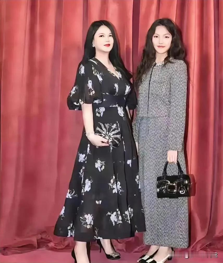 通过合照我们看到了李湘对女儿的深深关爱和骄傲，而女儿的成长和进步，则是李湘以及所