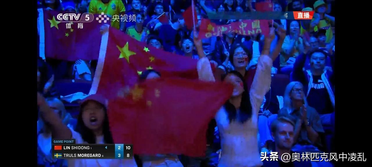 人声鼎沸，同一现场，两种极致反应！