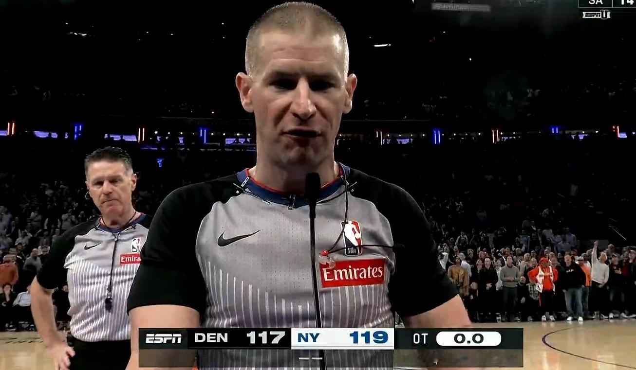 穆雷最后时刻三分出手不中，裁判看回放，吹了布里奇斯卡位犯规，掘金获得两次罚球。 